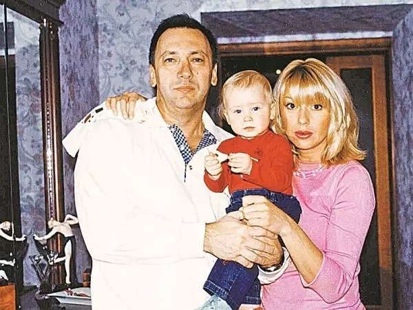 Алена Апина с мужем и долгожданной дочерью