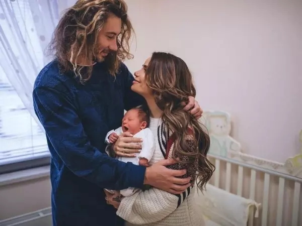 Айза со вторым супругом и новорожденным сыном
