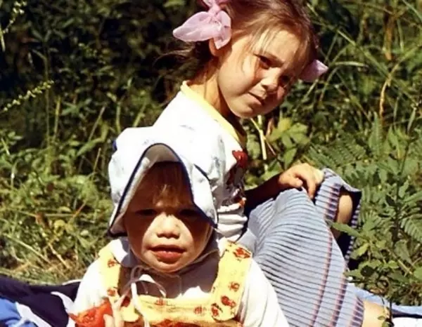 Елена Перминова в детстве с сестрой