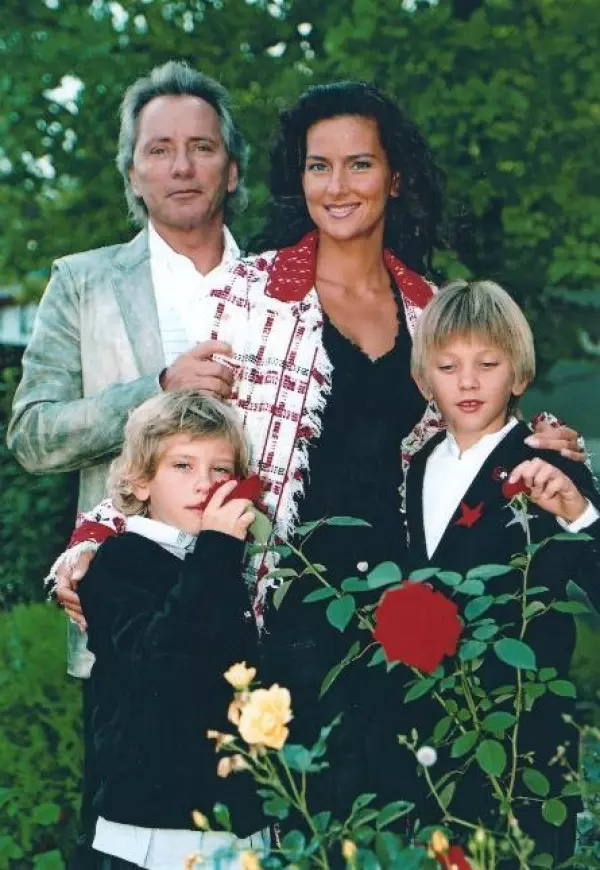 Елена Север с мужем и сыновьями
