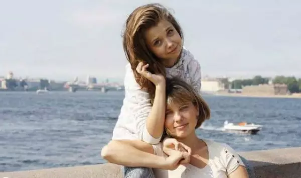 Елена Шейдлина с мамой в детстве