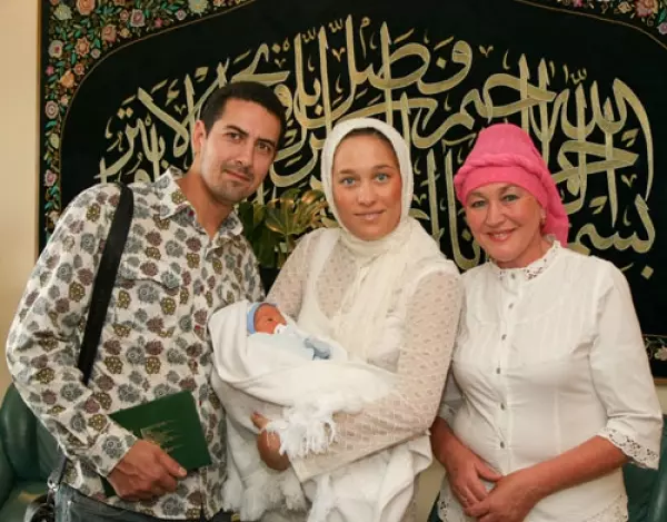 Гульназ Сафарова с мужем и новорожденным сыном