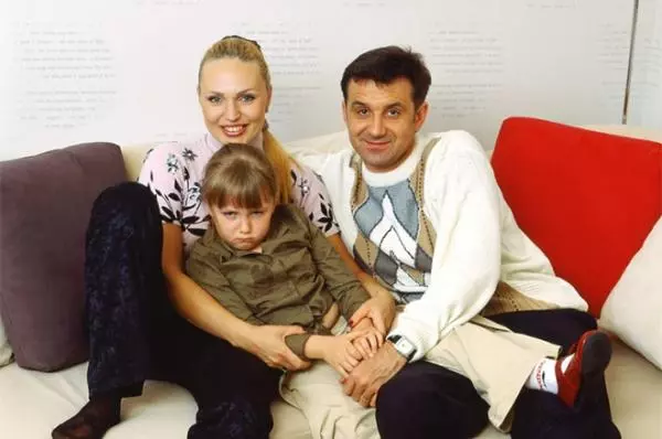 На фото: Алла Довлатова и Дмитрий Лютый с дочерью Дашей