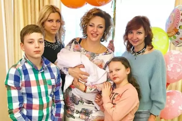 Алла Довлатова с детьми и мамой