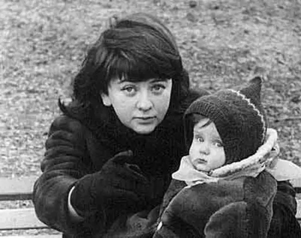 Алла Сурикова с дочерью Кирой