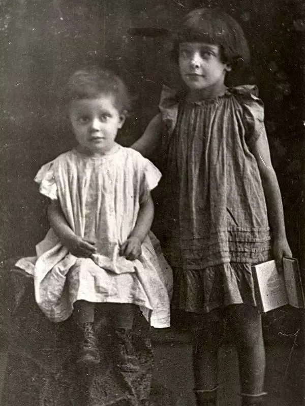 Ариадна Эфрон в детстве с сестрой Ириной