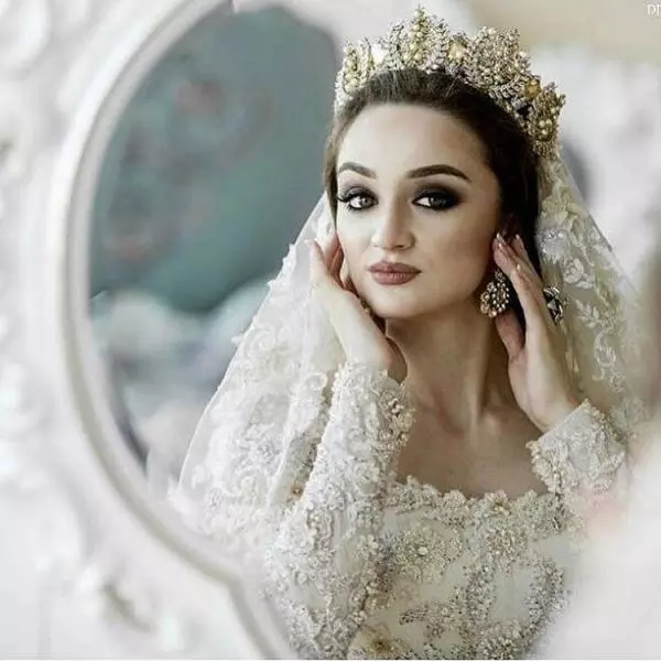 На фото: Диана Омарова в свадебном платье
