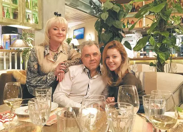 Юлианна Караулова с родителями Еленой Викторовной и Юрием Витальевичем