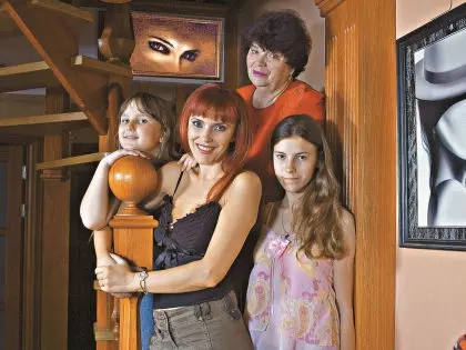 Юлия Шилова со своими дочерьми и мамой