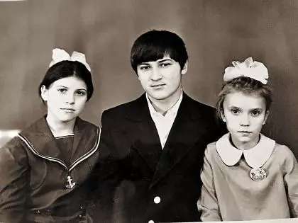На фото: Юлия (справа), сводные брат Вячеслав и сестра Ольга