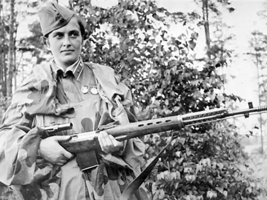 Людмила Павличенко и её именная винтовка СВТ-40