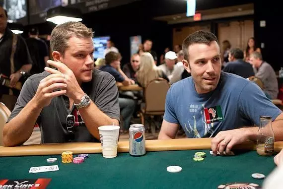 На фото: Мэтт Дэймон и Бэн Аффлек за покерным столом