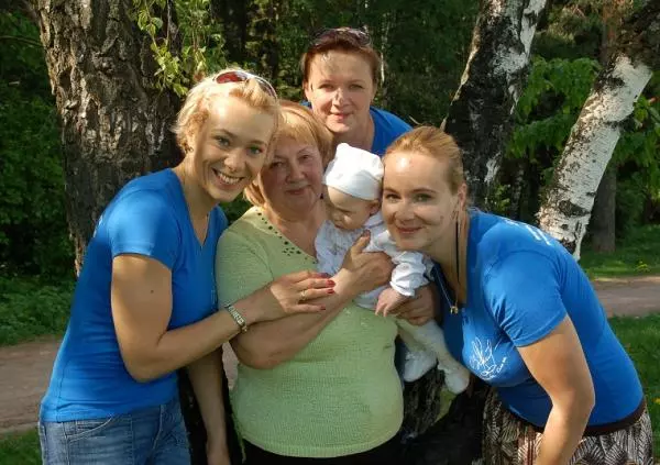 Сестры Зайцевы с мамой и Ольгой - дочерью Оксаны Рочевой