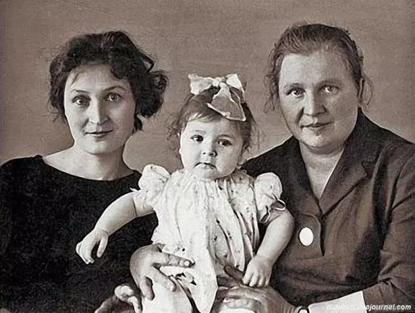 Жанна Агузарова в с мамой и бабушкой
