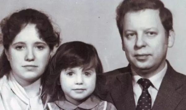 Ирина Слуцкая в детстве с родителями