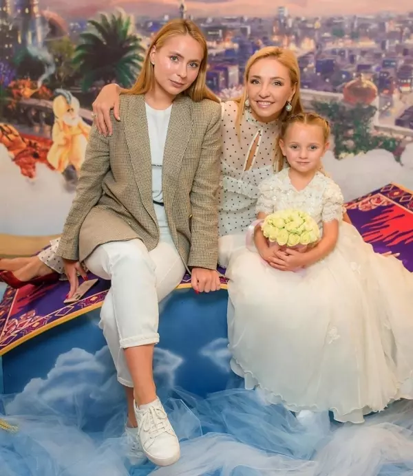 Татьяна Навка с дочками Александрой и Надеждой