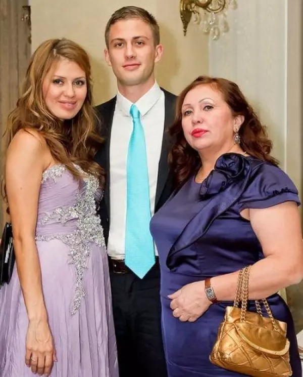 Виктория с мамой и Алексом