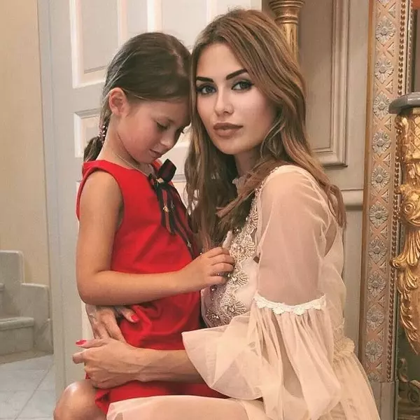 Виктория с дочерью