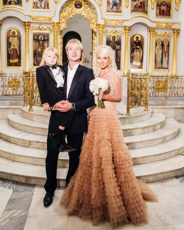 Евгений Плющенко и Яна Рудковская с сыном после венчания
